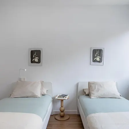 Διαμέρισμα Charming Duplex In